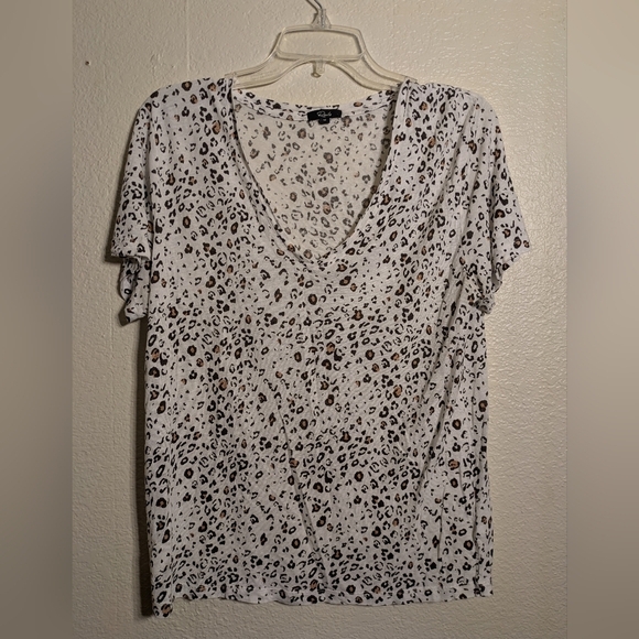 Rails Tops - Rails Leopard Print V-Neck Women's Top Size Medium Pre-owned
